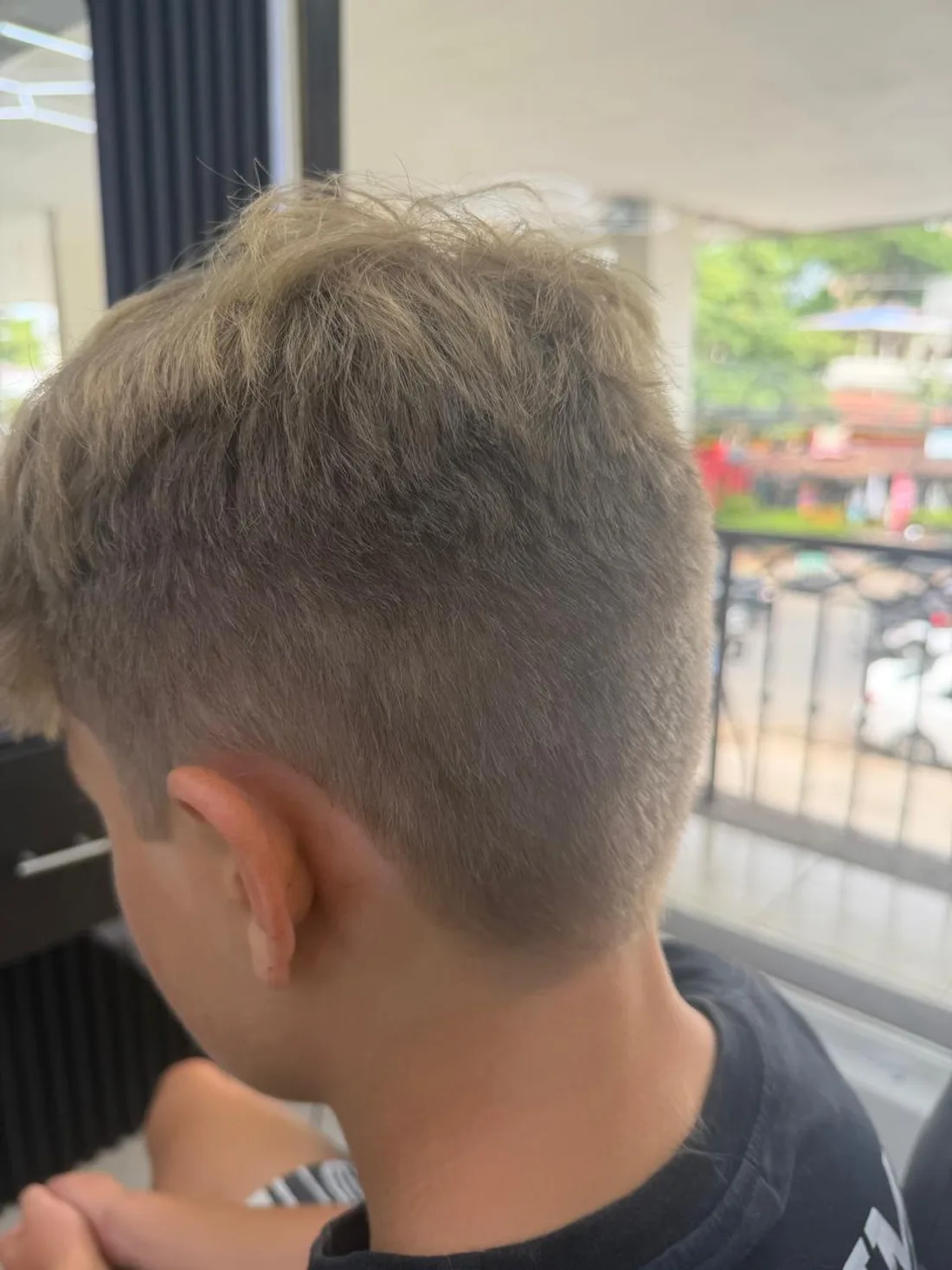 Corte infantil degradado sobre cabello rubio