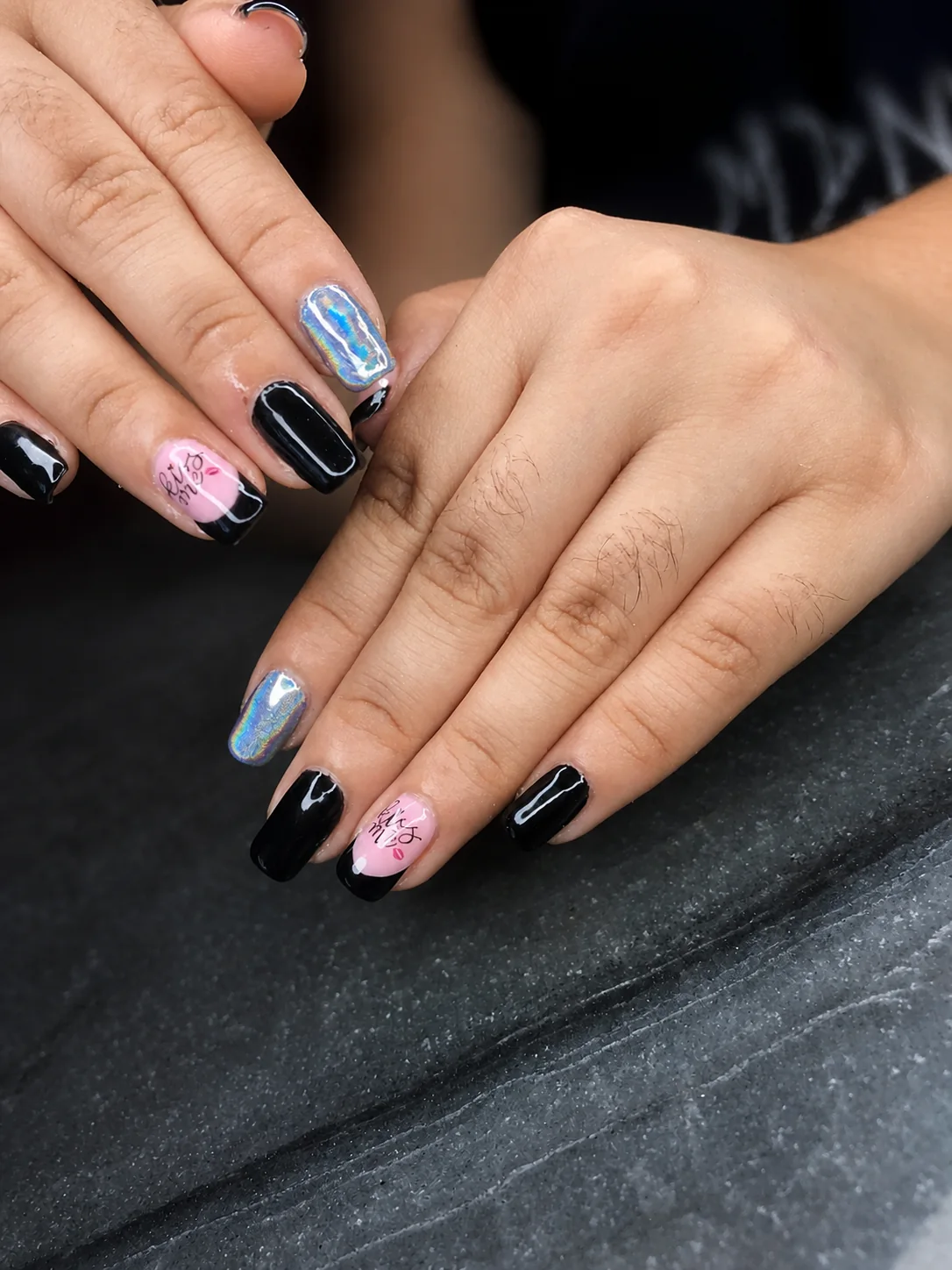 Manicure negro rosa y holográfico