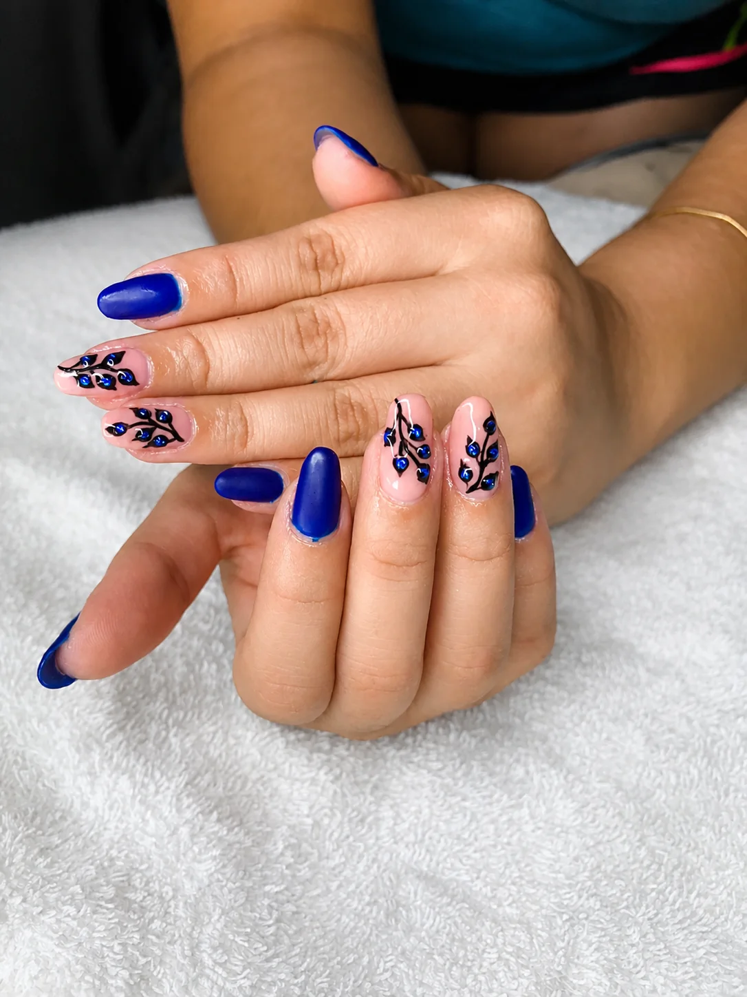Manicure azul con diseño floral