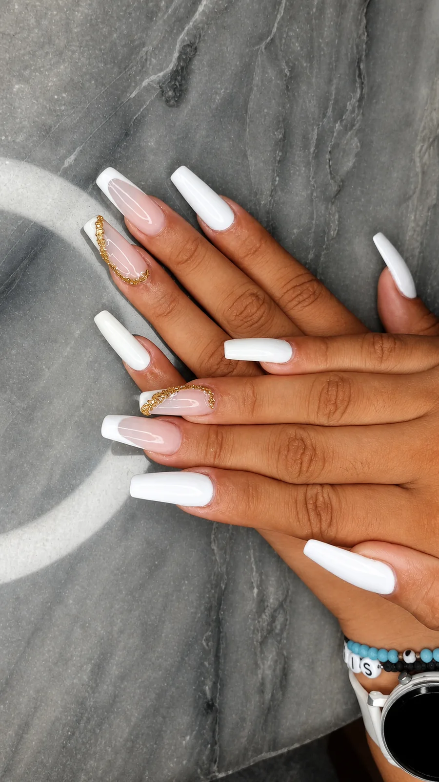 Manicure blanco con detalles dorados