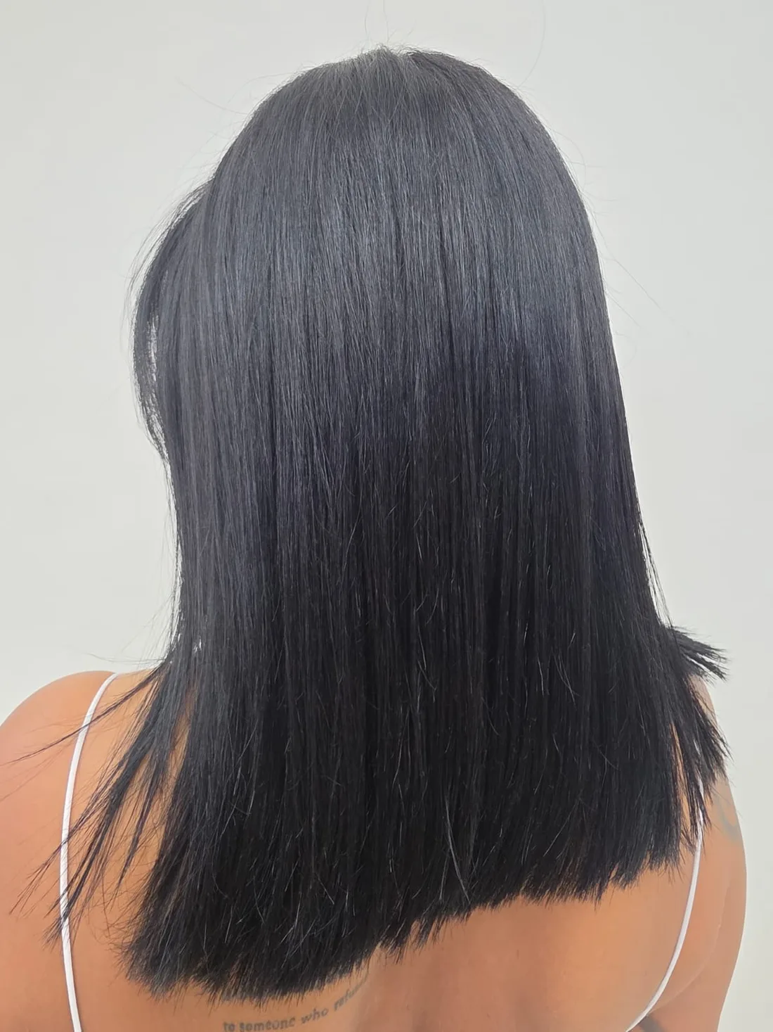 Corte bob largo con línea recta en negro azabache